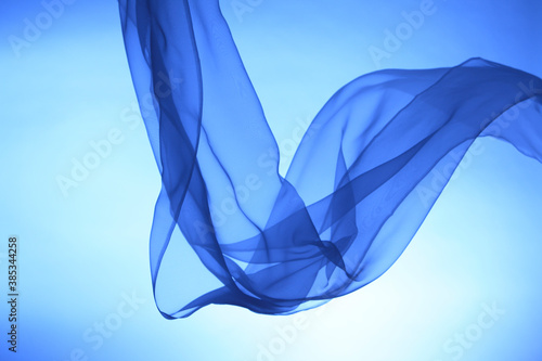 揺れる布、青色