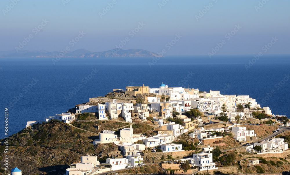pueblos blancos de las islas ciclades de Grecia, a orillas del mar Mediterraneo