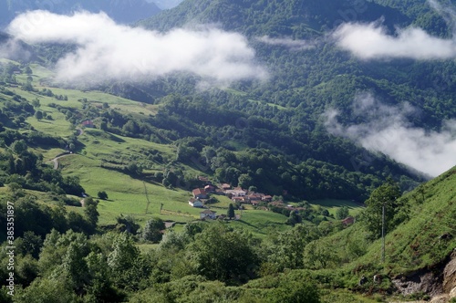 Paisagem de vila nas montanhas de Picos de Europa / Espanha photo