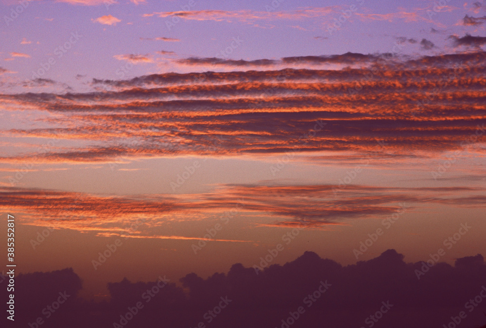 夕映えの波状雲