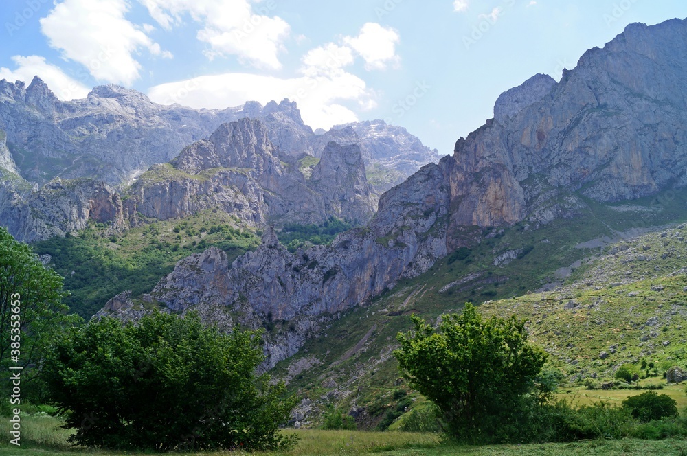 Paisagem de montanhas nos Picos de Europa / Espanha