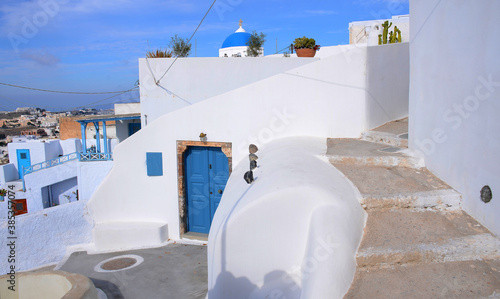 pueblos blancos de las islas ciclades de Grecia, a orillas del mar Mediterraneo photo