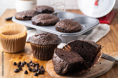 Fotografie jumbo chocolate muffin on wooden background