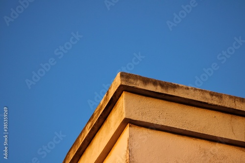 Esquina de edificio en contraste con el cielo azul