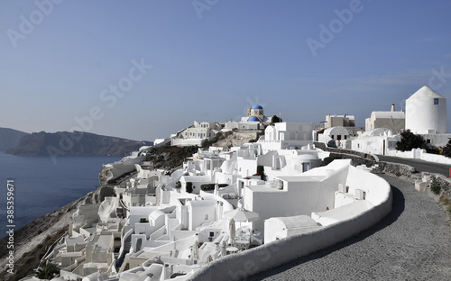 pueblos blancos de las islas ciclades de Grecia, a orillas del mar Mediterraneo photo