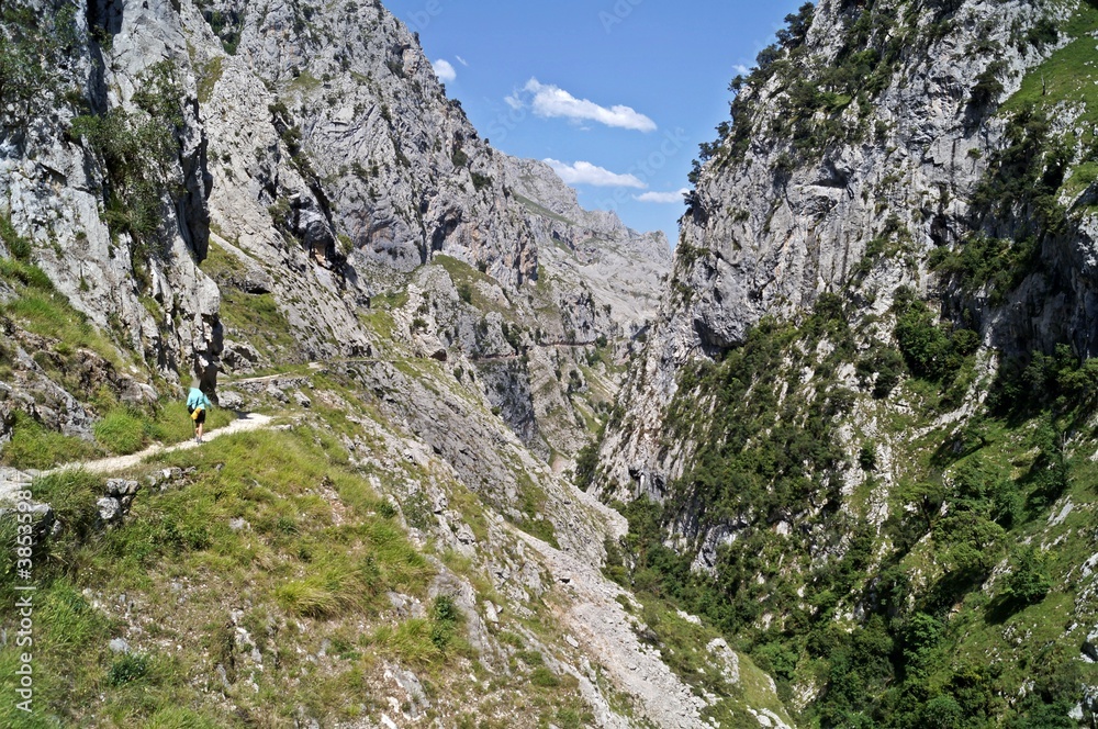 Trilha ao longo do vale na Ruta del Cares perto de Poncebos / Espanha