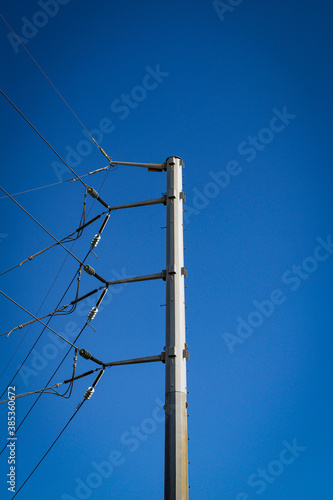Torre de cables de alta tensión con cielo azul al fondo