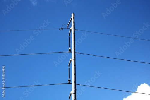 Torre de cables de alta tension, cielo azul