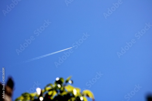 Un avión en el cielo azul