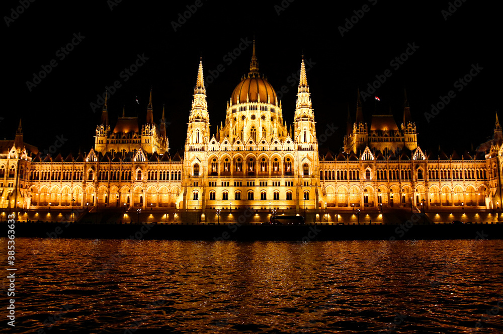 budapest. Parlamento di notte visto dal Danubio
