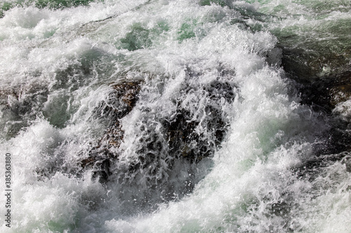 Obraz na płótnie Closeup of waves crashing into rock w salonie
