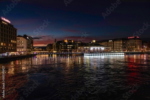 Genève, la rade de nuit © Pyc Assaut
