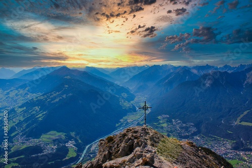 Bergsonnenuntergang Tschirgant Tirol photo