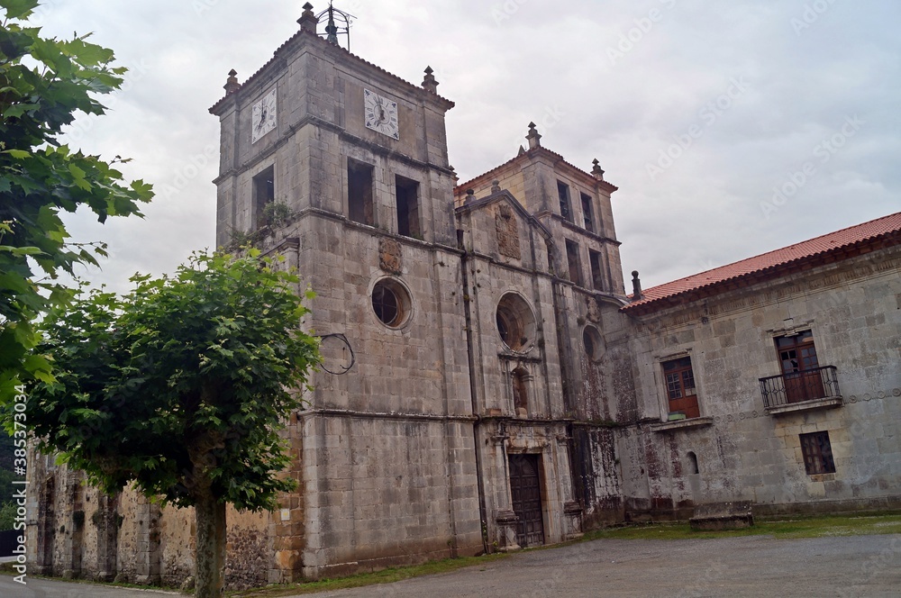 Igreja do mosteiro Cornellana no Caminho de Santiago (Rota Norte) / Espanha