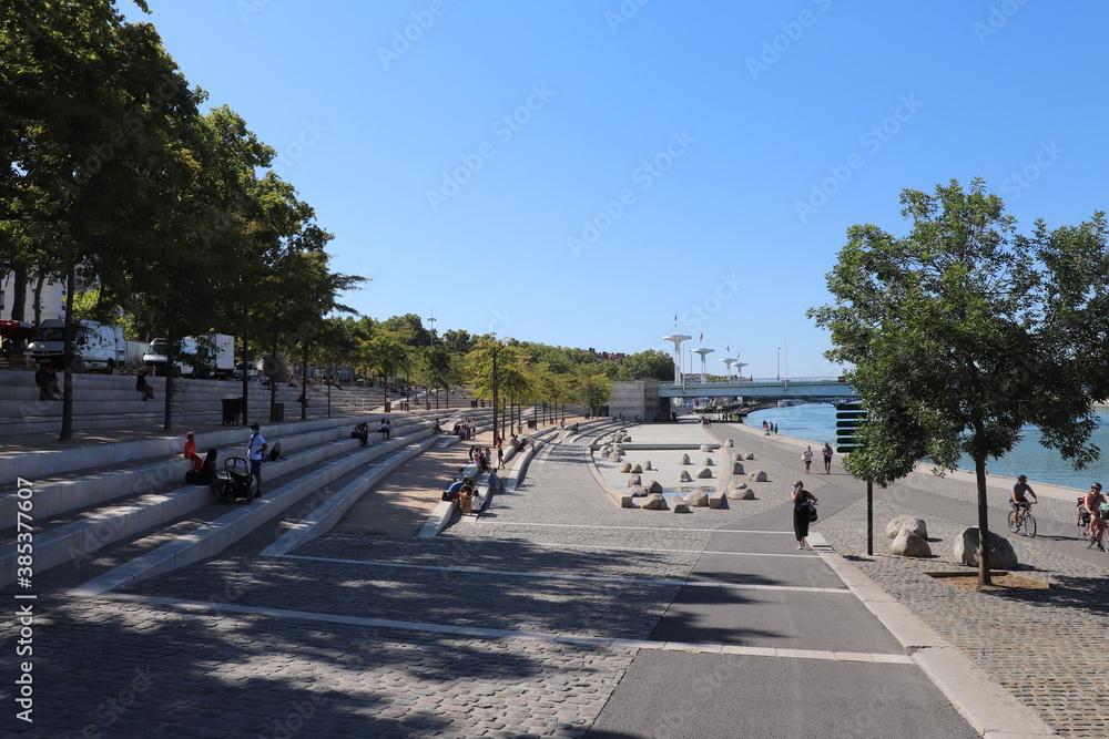 Le quai Victor Augagneur le long du fleuve Rhône à Lyon, rive aménagée en zone piétonne et cycliste sans voiture, ville de Lyon, département du Rhône, France