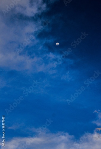 la luna en cielo muy azul