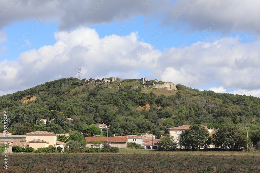 Vue d'ensemble de l'ancien village médiéval de Allan dans la Drôme provençale, ville de Allan, département de la Drôme, France