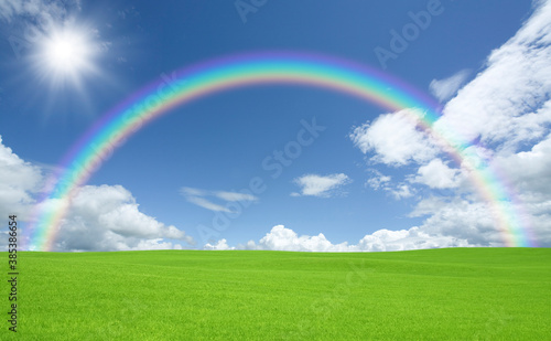 緑の草原と雲と虹 © Paylessimages