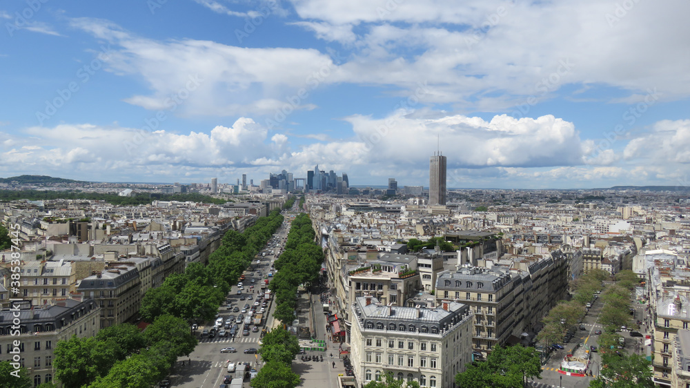 Vista en altura de Paris, con los edificios altos en el fondo.