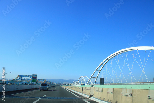 高速道路と青空