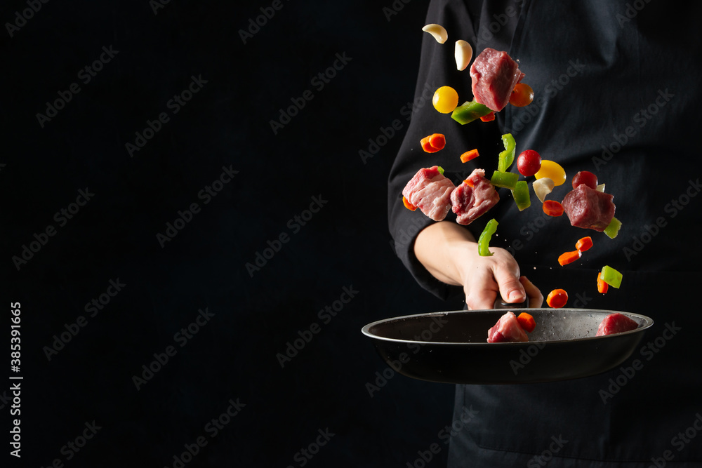 Stockfoto The professional chef tossed fresh pork with vegetables in ...