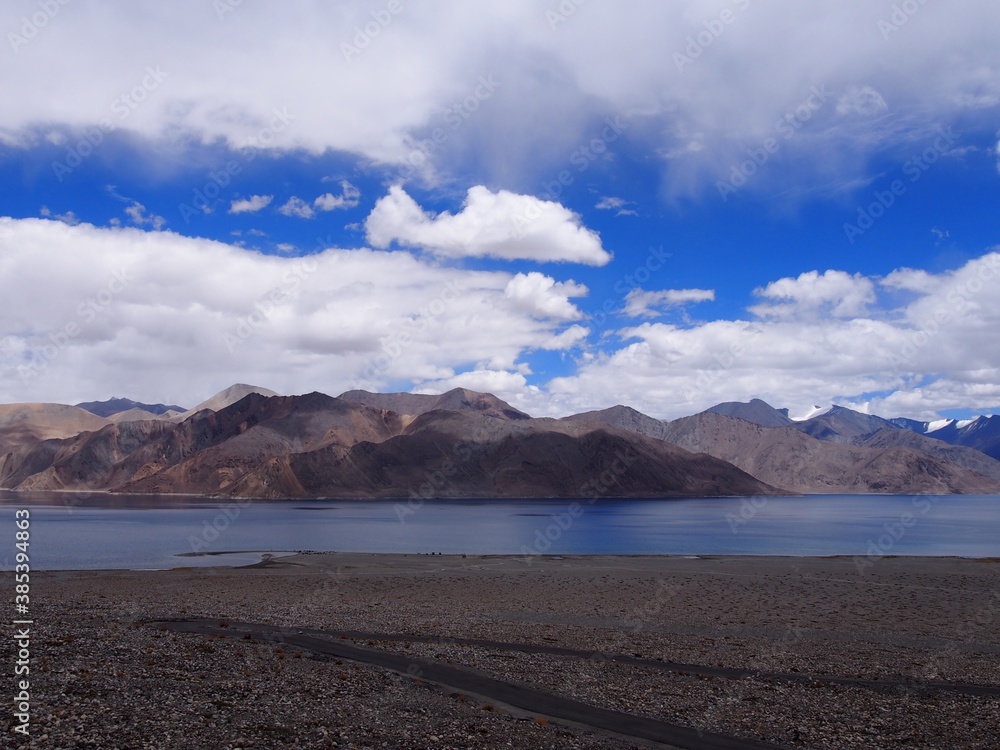 Beautiful lake and magnificent blue skies and mountains, Pangong tso (Lake), Durbuk, Leh, Ladakh, Jammu and Kashmir, India