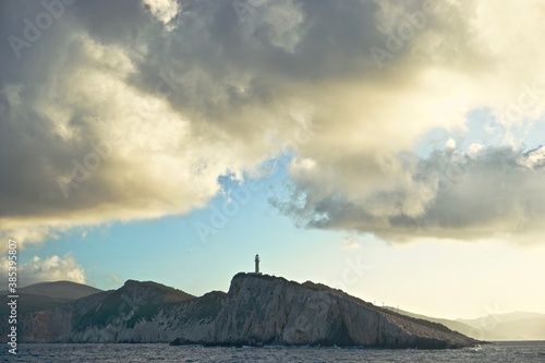 faro al atardecer