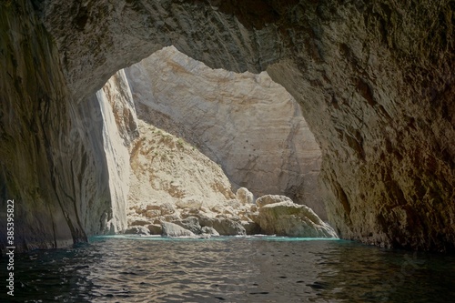 cueva en el mar