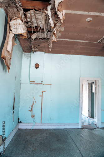 Obraz na plátně Damaged, rotting and collapsing ceiling in an abandoned building in Bannack ghos