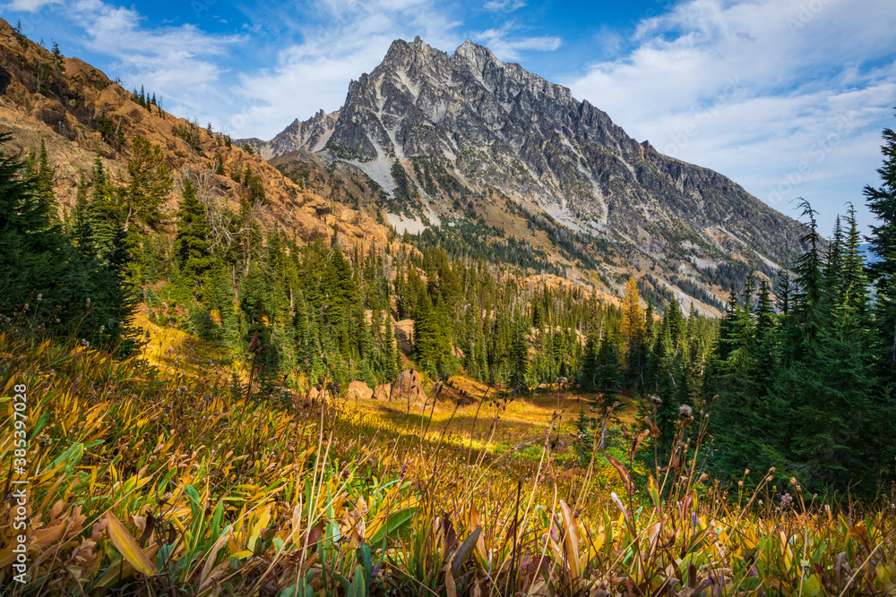 Fototapeta premium Mount Stuart on Lake Ingalls Hike