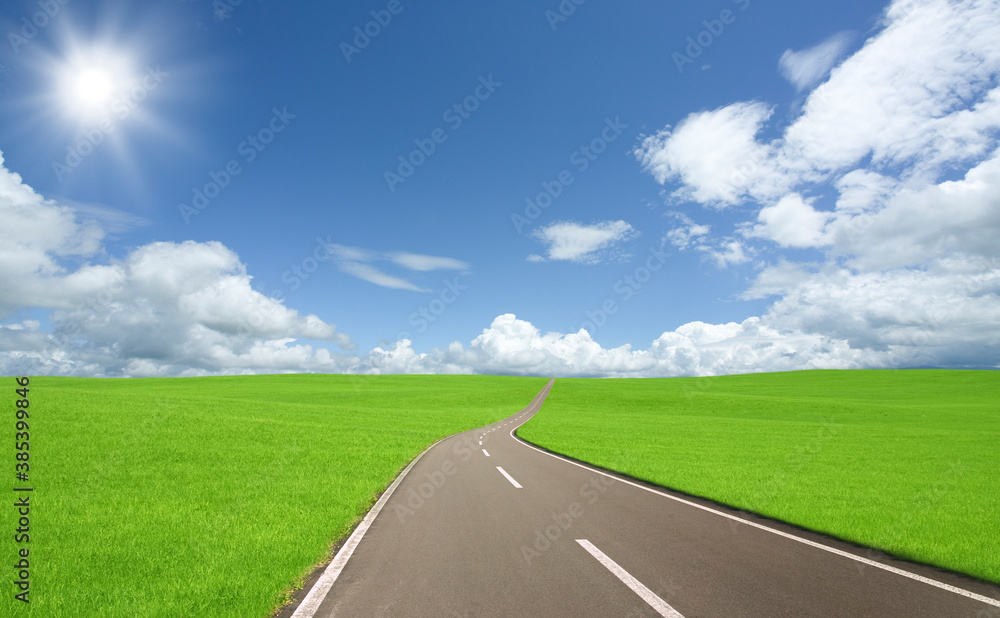 Fototapeta premium 草原の道と雲と太陽