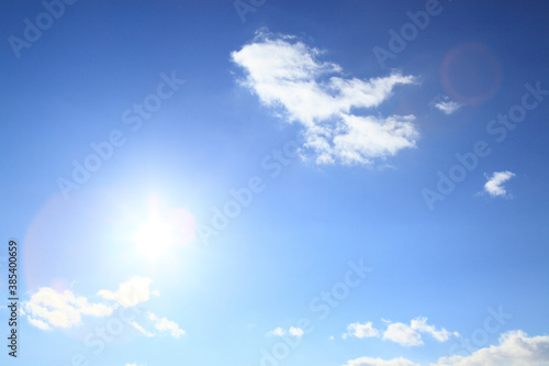 青空の雲と太陽