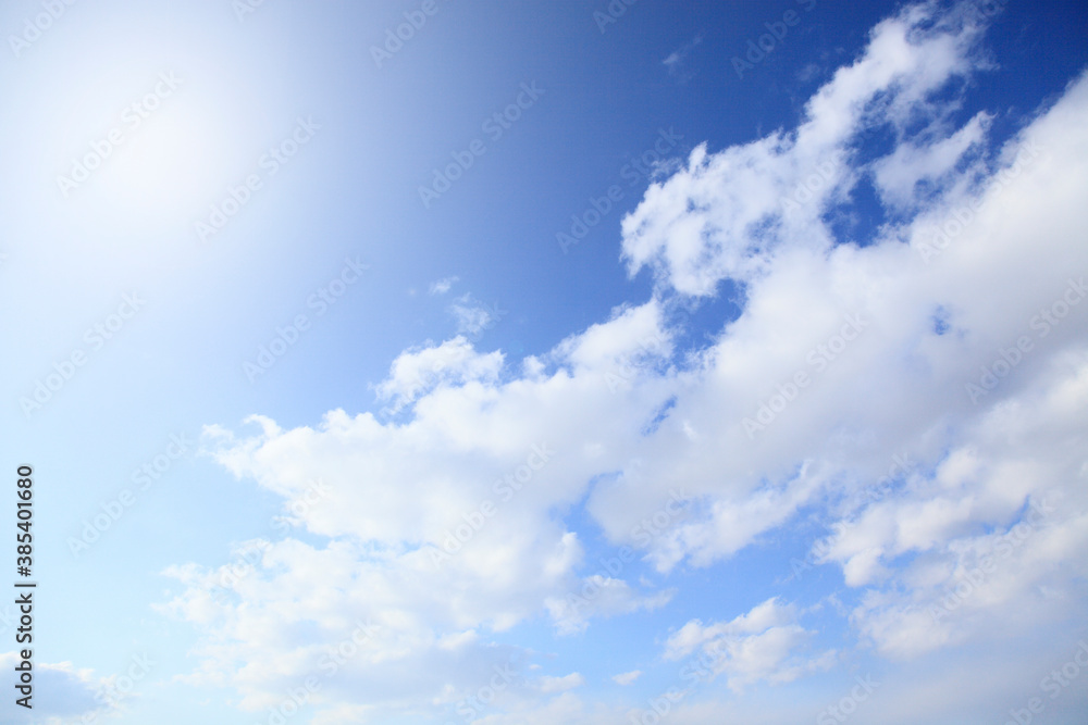 Fototapeta premium 青空の雲と太陽