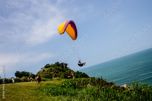 para-quedas 
morro da caixa d'água
céu, pára-quedas, para-pente, esporte, mosca, afinar, mar, parapente, balão, praia, azul, extremado, voo, verão, molhar, papagaio, liberdade, divertimento, aventura,
