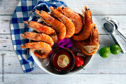 Obraz na plátně plato de camarones para pelar acompañado de caldo de jaiba en toma cenital sobre