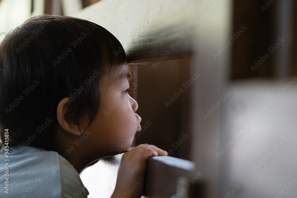 見つめる男の子 見つめる男の子