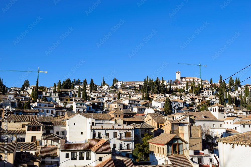 ciudad antigua con edificios de color blanco en Granada, Albaicín