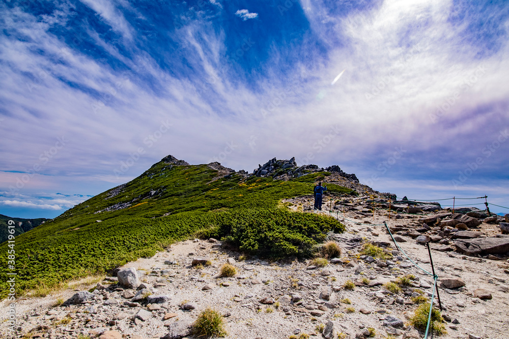 快晴の信州の登山風景