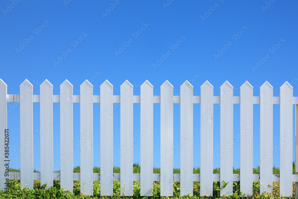 白い柵と青空