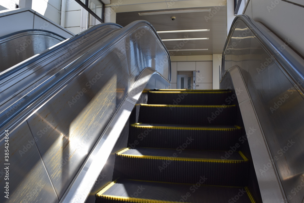 Obraz premium エスカレーター 鉄道駅構内