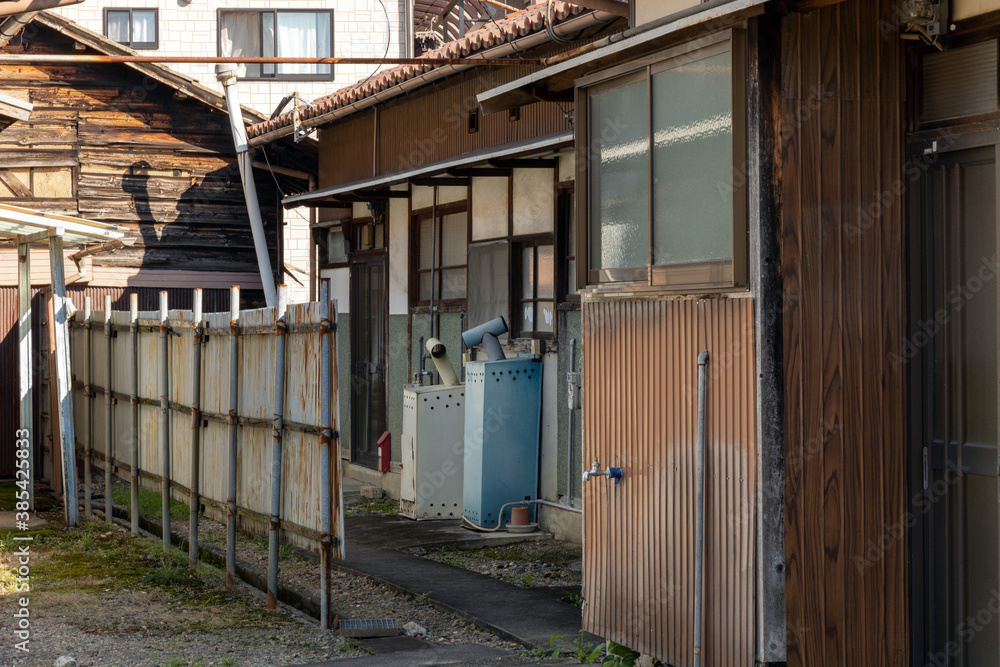 時代に取り残された昭和の民家 時代に取り残された昭和の民家