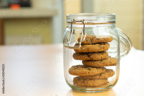 Photo Oat cookies in jar with copy space, blurry background