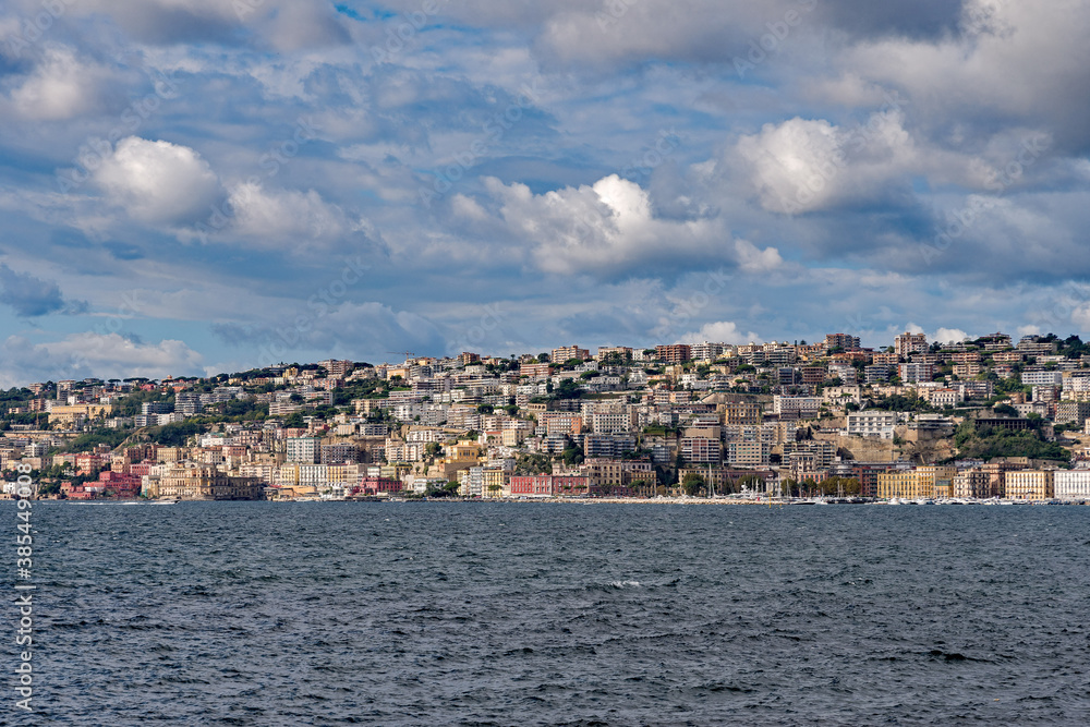 Blick über die Bucht auf Neapel in Kampanien in Italien