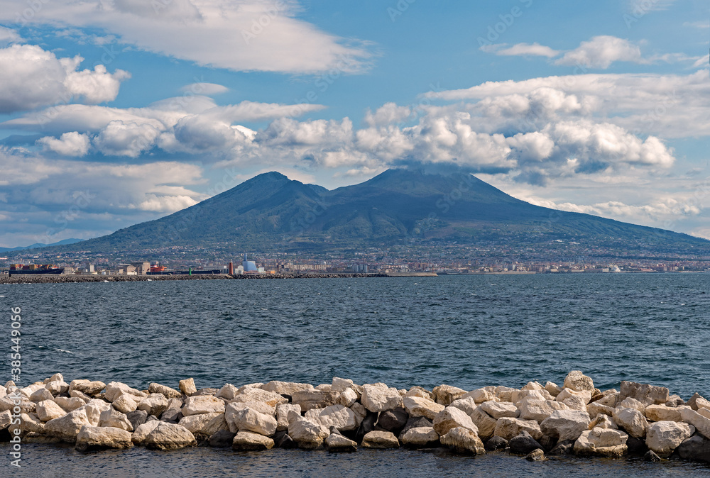 Blick auf den Vesuv von der Küste in Neapel in Kampanien, Italien