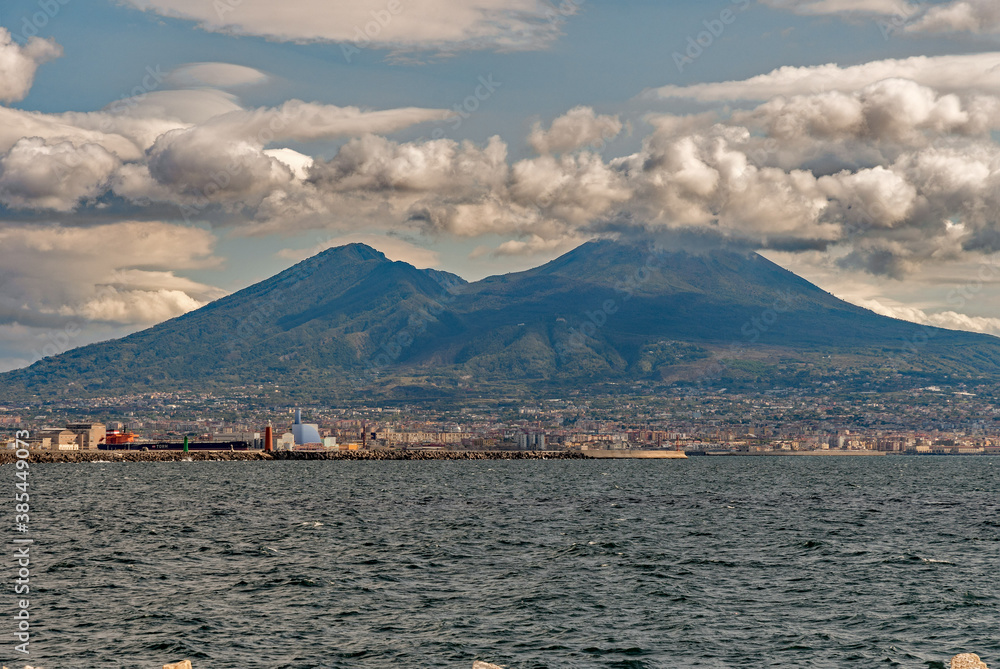 Blick auf den Vesuv vom Hafen in Neapel in Kampanien, Italien