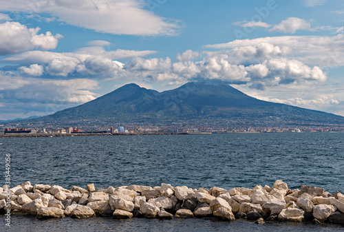 Obraz na płótnie Blick auf den Vesuv von der Küste in Neapel in Kampanien, Italien w salonie