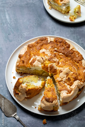 Rhubarb and meringue round cake