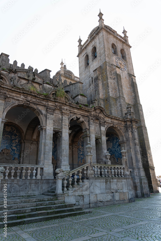 Vista fachada oeste de la Catedral de la Sé de Oporto, Portugal Vista fachada oeste de la Catedral de la Sé de Oporto, Portugal