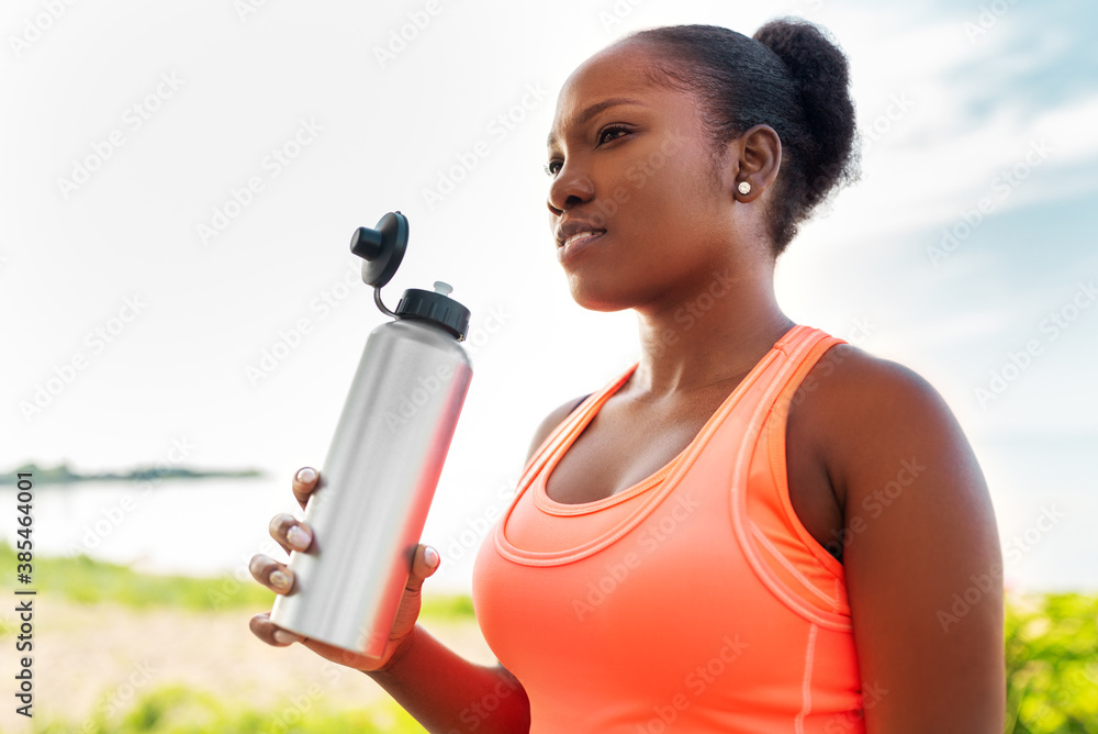 © Syda Productions - fitness, sport and healthy lifestyle concept - young african american woman drinking water from bottle outdoors © Syda Productions - fitness, sport and healthy lifestyle concept - young african american woman drinking water from bottle outdoors
