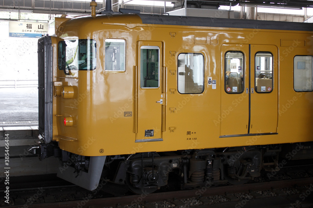 JR山陽本線福山駅ホームと電車